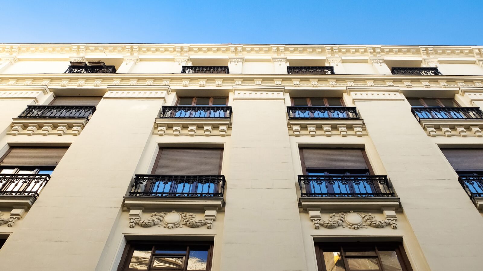 Fujifilm X30 sample photo. Building, facade, madrid photography