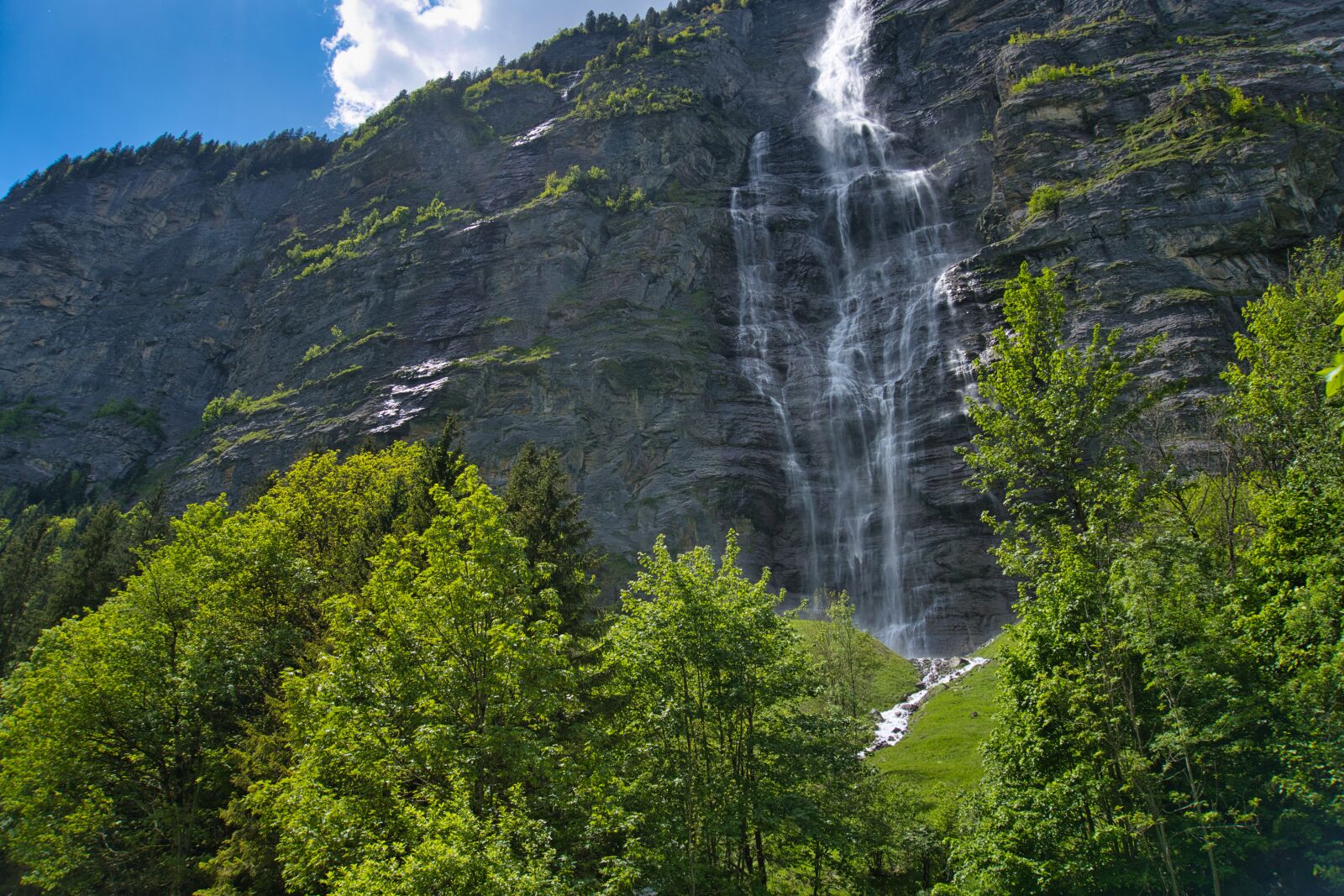 Sony a6600 + Sony E 16-50mm F3.5-5.6 PZ OSS sample photo. Waterfall, valley, mountains photography