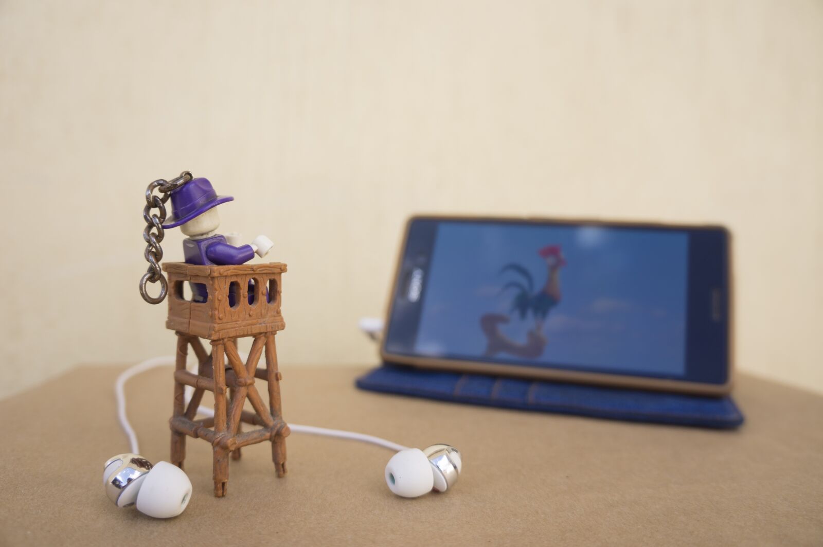 Sony Alpha NEX-5N + Sony E 18-55mm F3.5-5.6 OSS sample photo. Toy, trim, miniature photography