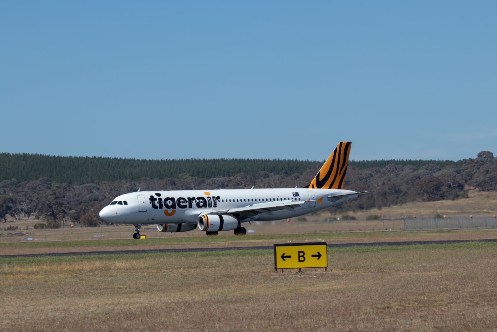 Canon EF 100-400mm F4.5-5.6L IS USM sample photo. Airplane, transportation system, airport photography