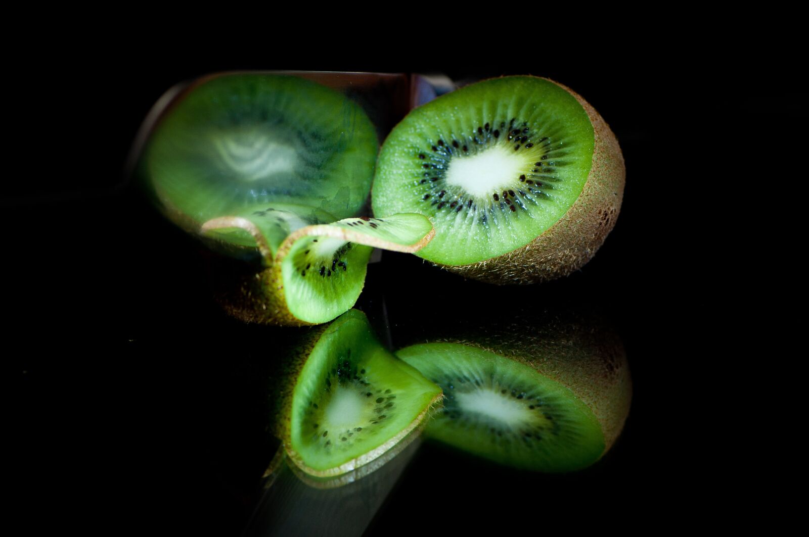 Nikon D90 sample photo. Kiwi, knife, macro photography