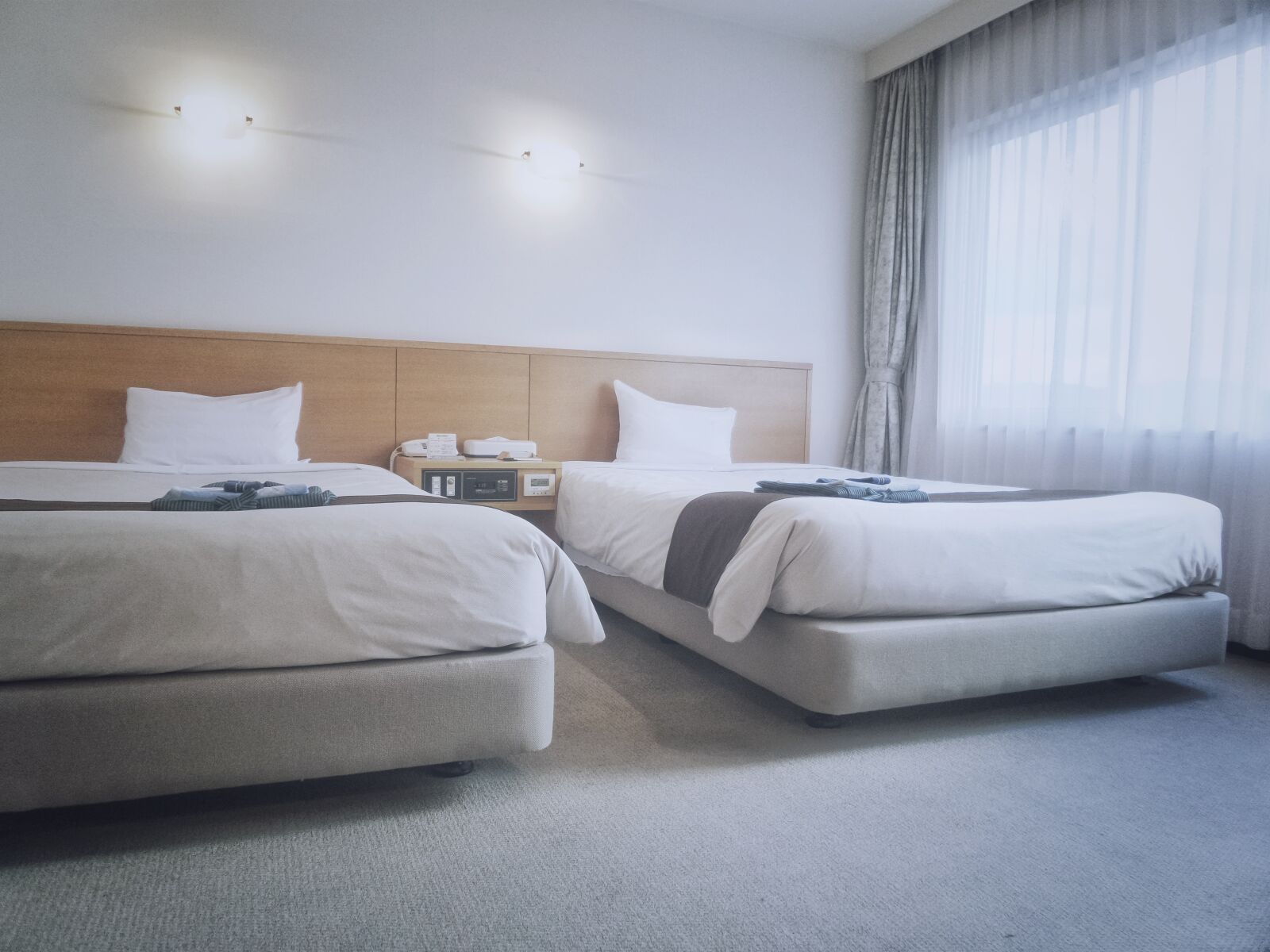 Samsung Galaxy K Zoom sample photo. Hotel, room, twin photography