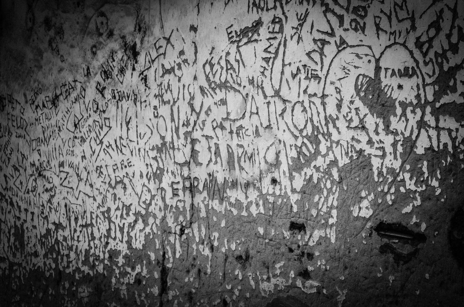 Nikon D5100 sample photo. Scratches, wall, old photography