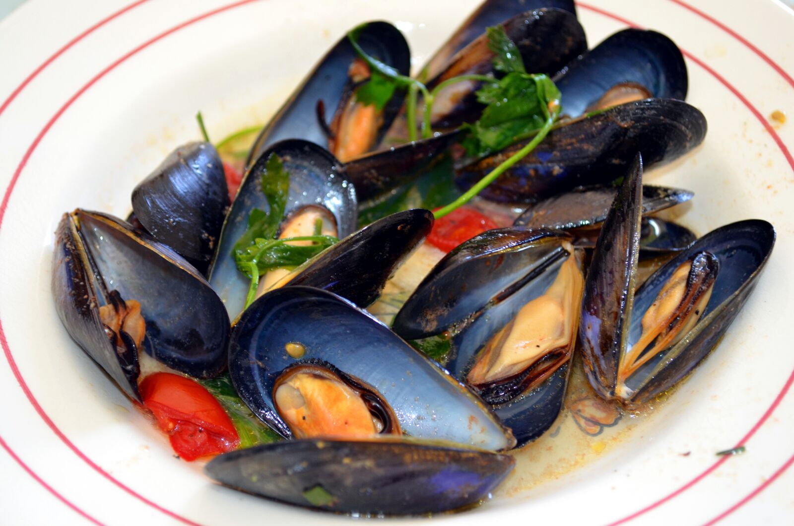Nikon D5100 sample photo. Saut ed mussels, mussels photography
