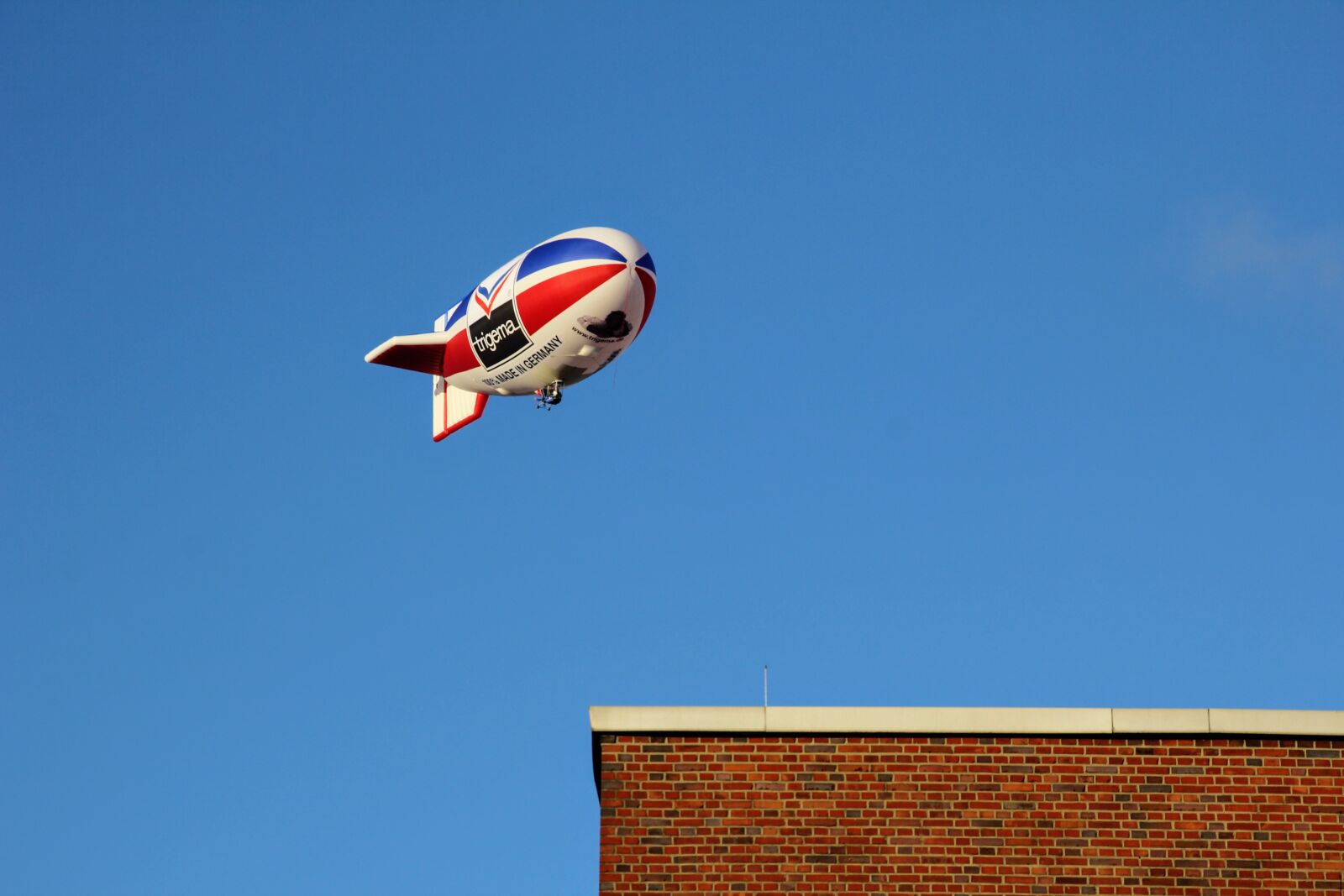 Canon EOS 60D sample photo. Airship, trigema, flying object photography