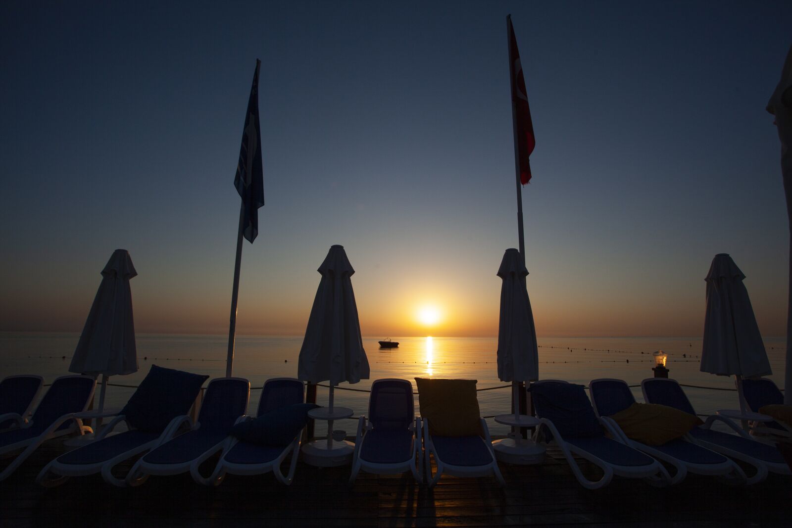 Canon EF 17-40mm F4L USM sample photo. Sunset, hotel, beach photography