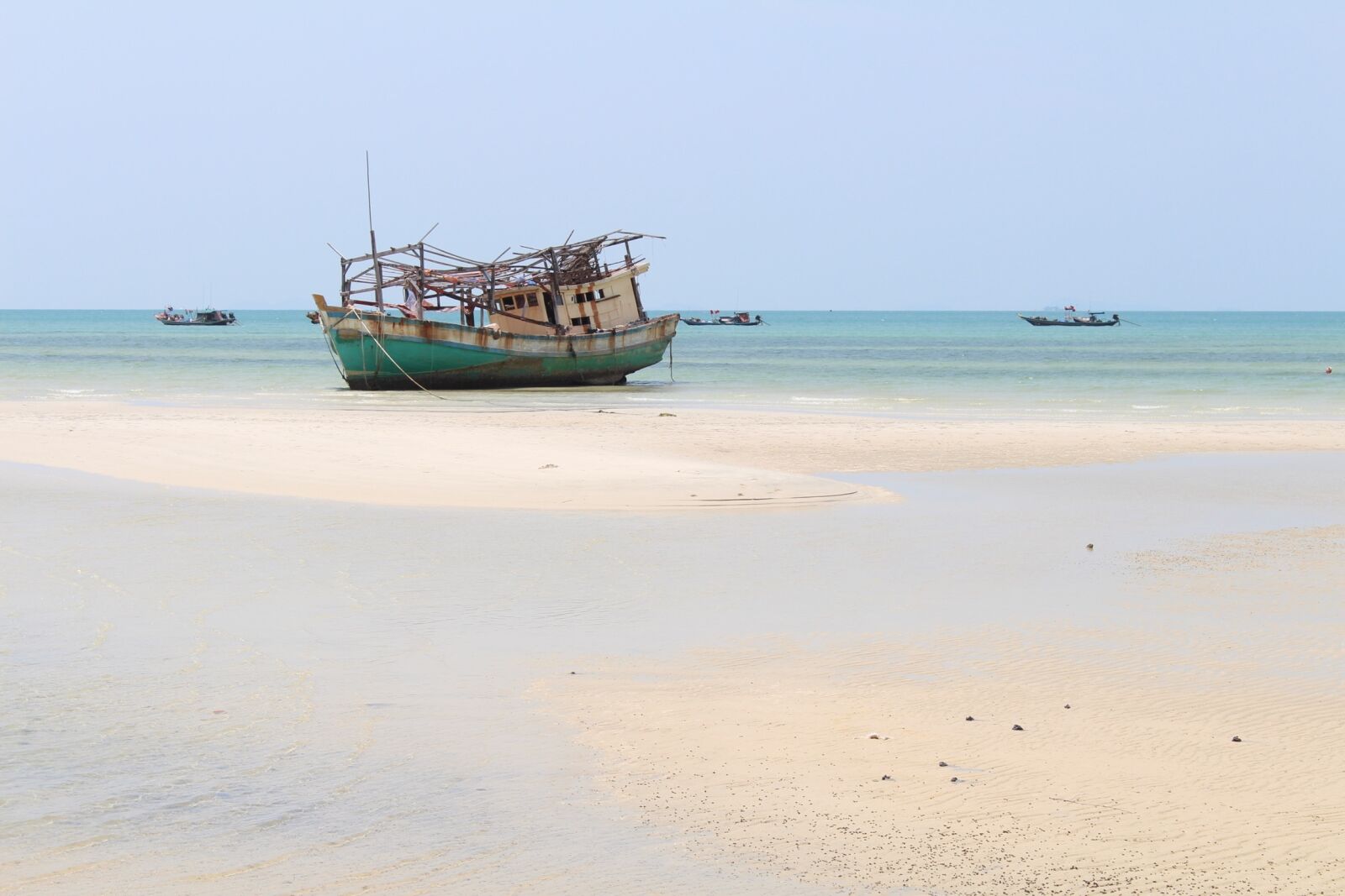 Canon EOS 700D (EOS Rebel T5i / EOS Kiss X7i) sample photo. Beach, boat, bank photography