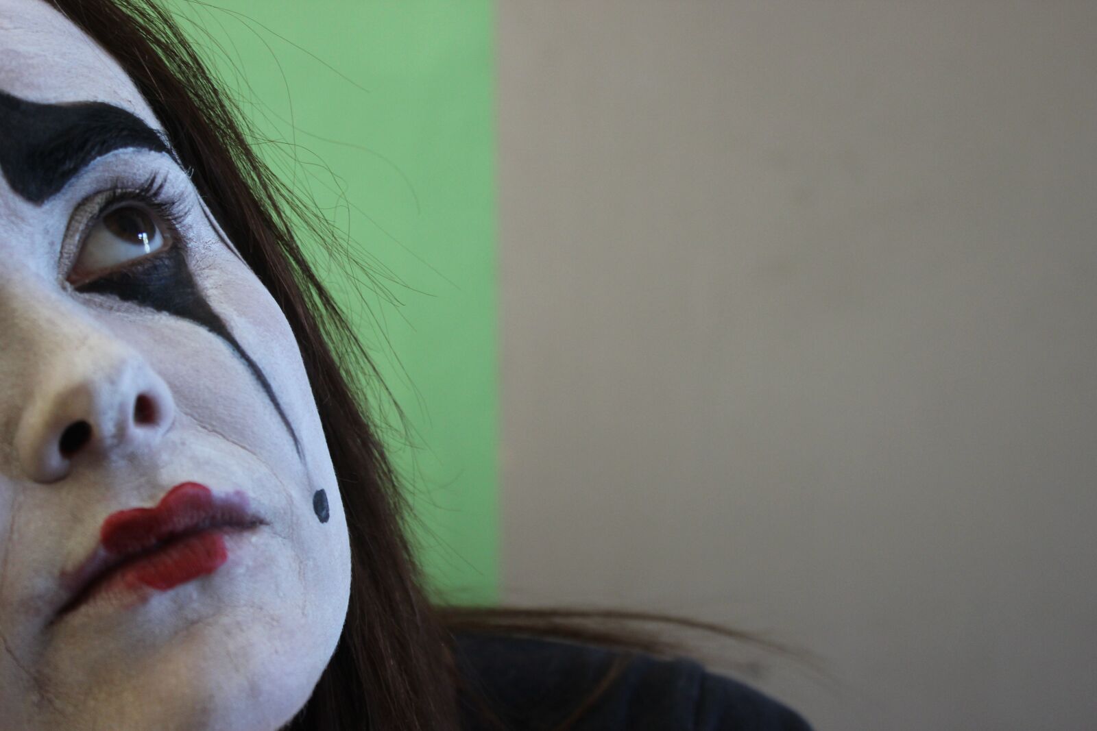 Canon EOS 600D (Rebel EOS T3i / EOS Kiss X5) sample photo. Mime, brown eyes, face photography