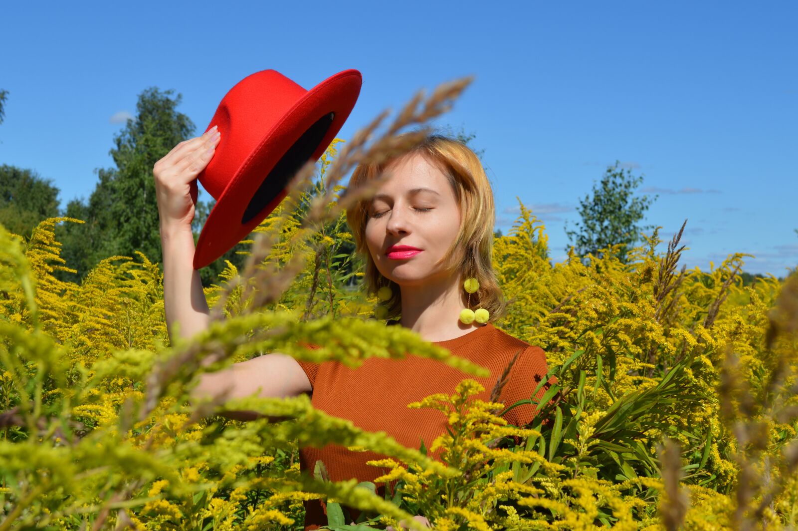 Nikon D3200 sample photo. Woman, red hat, field photography
