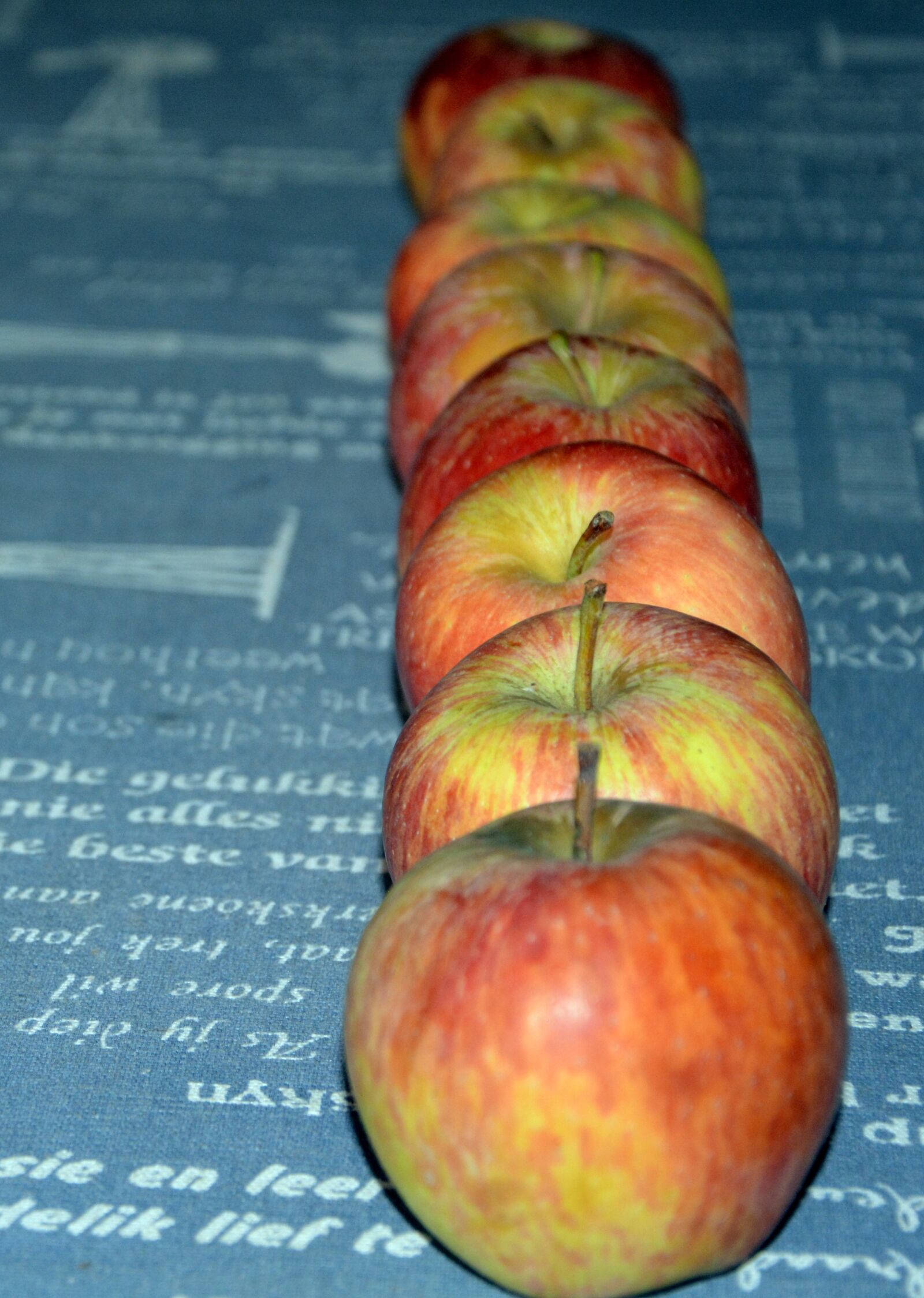 Nikon D5200 sample photo. Apples, row, healthy photography