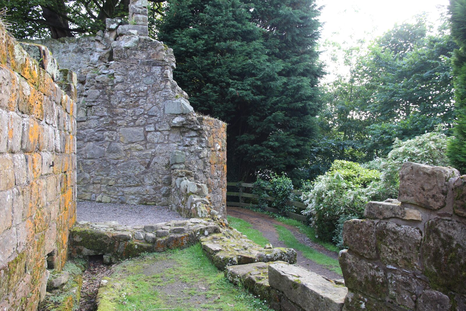 Canon EOS 700D (EOS Rebel T5i / EOS Kiss X7i) sample photo. Aberdour, castle, fife photography