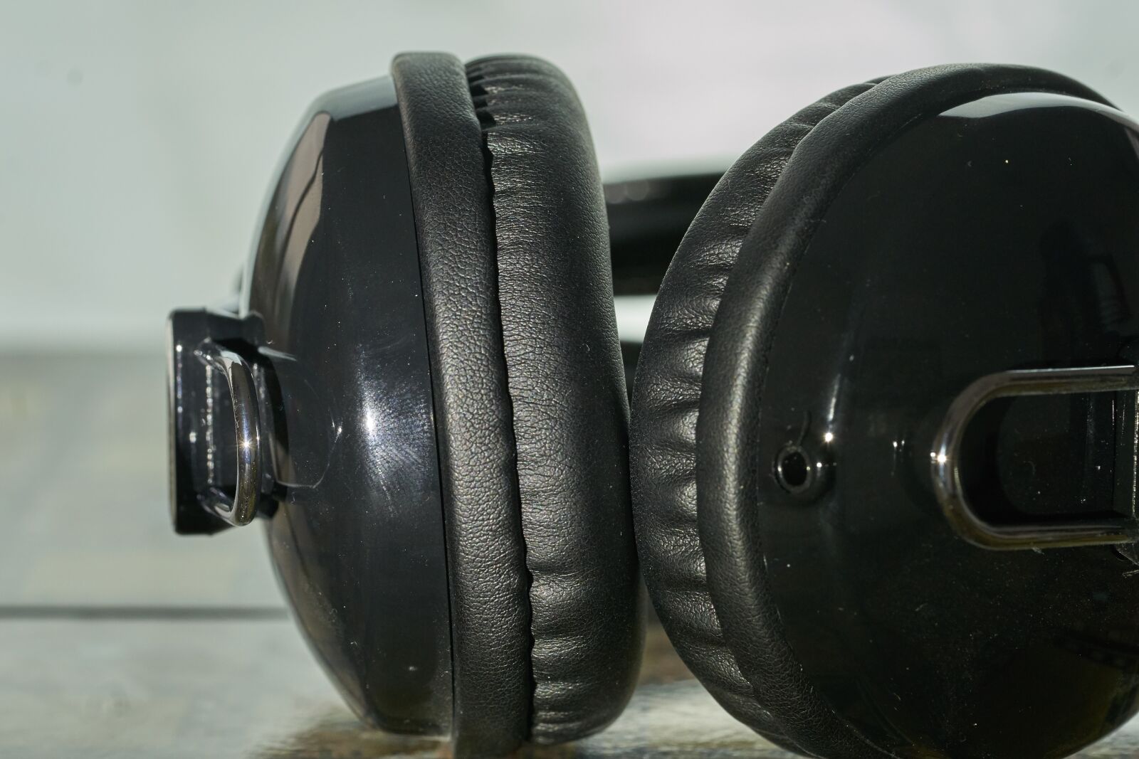 Sony a7R II sample photo. Headphones, music, listen to photography