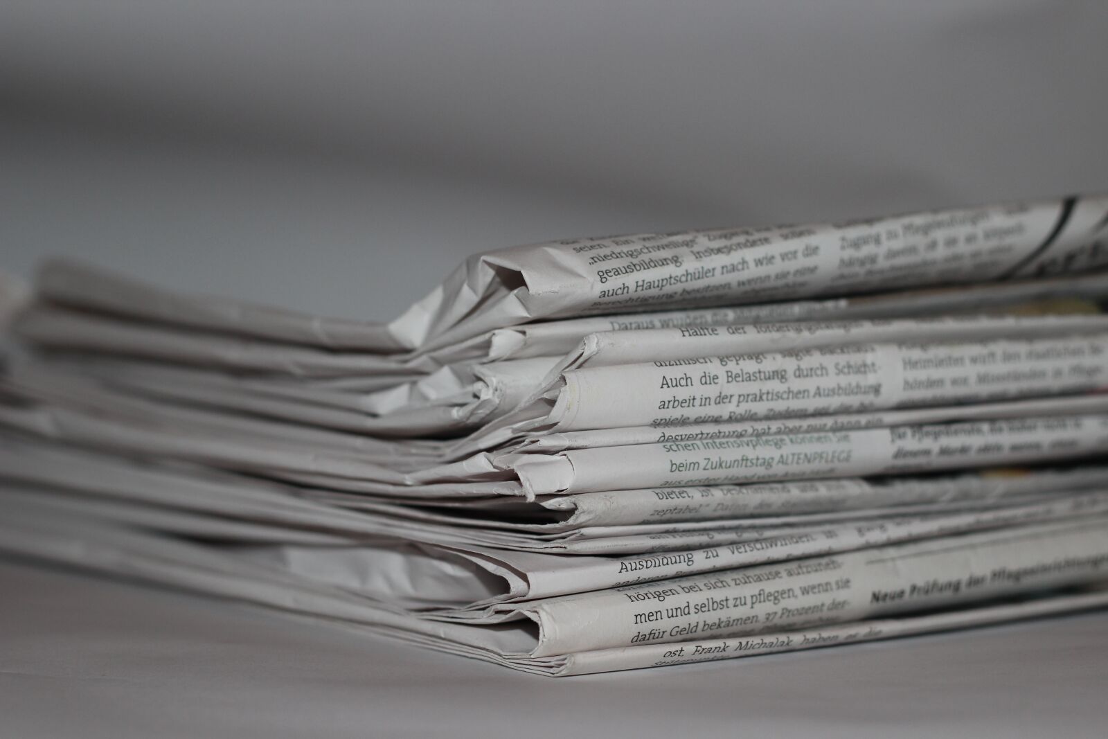 Canon EOS 600D (Rebel EOS T3i / EOS Kiss X5) + Canon EF 50mm F1.8 II sample photo. News, newsletter, newspaper photography