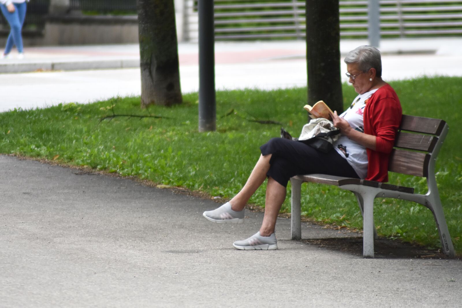 Nikon D7200 sample photo. Woman, reading, outside photography