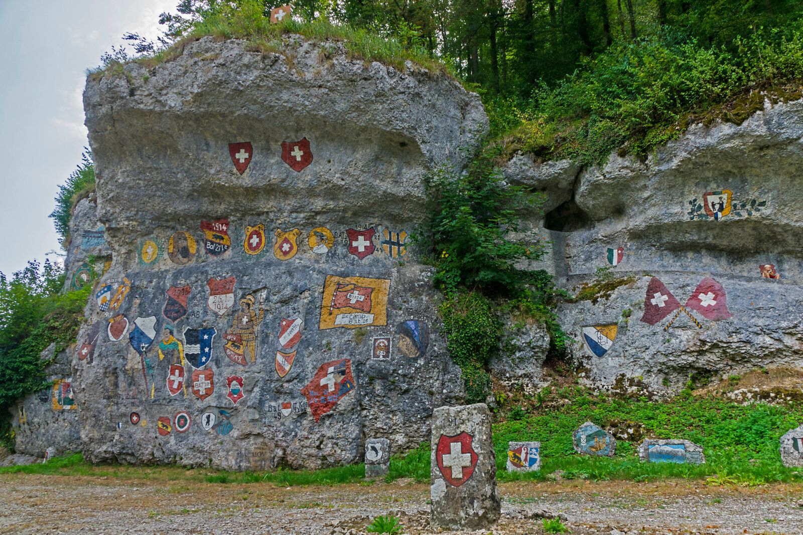 24-200mm F2.8 sample photo. Coat of arms, rock photography