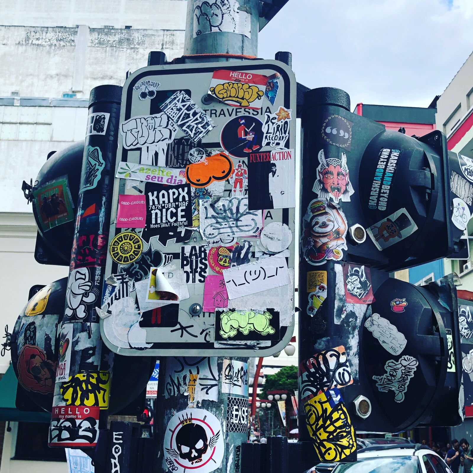 iPhone X back dual camera 4mm f/1.8 sample photo. Urban, art, traffic light photography