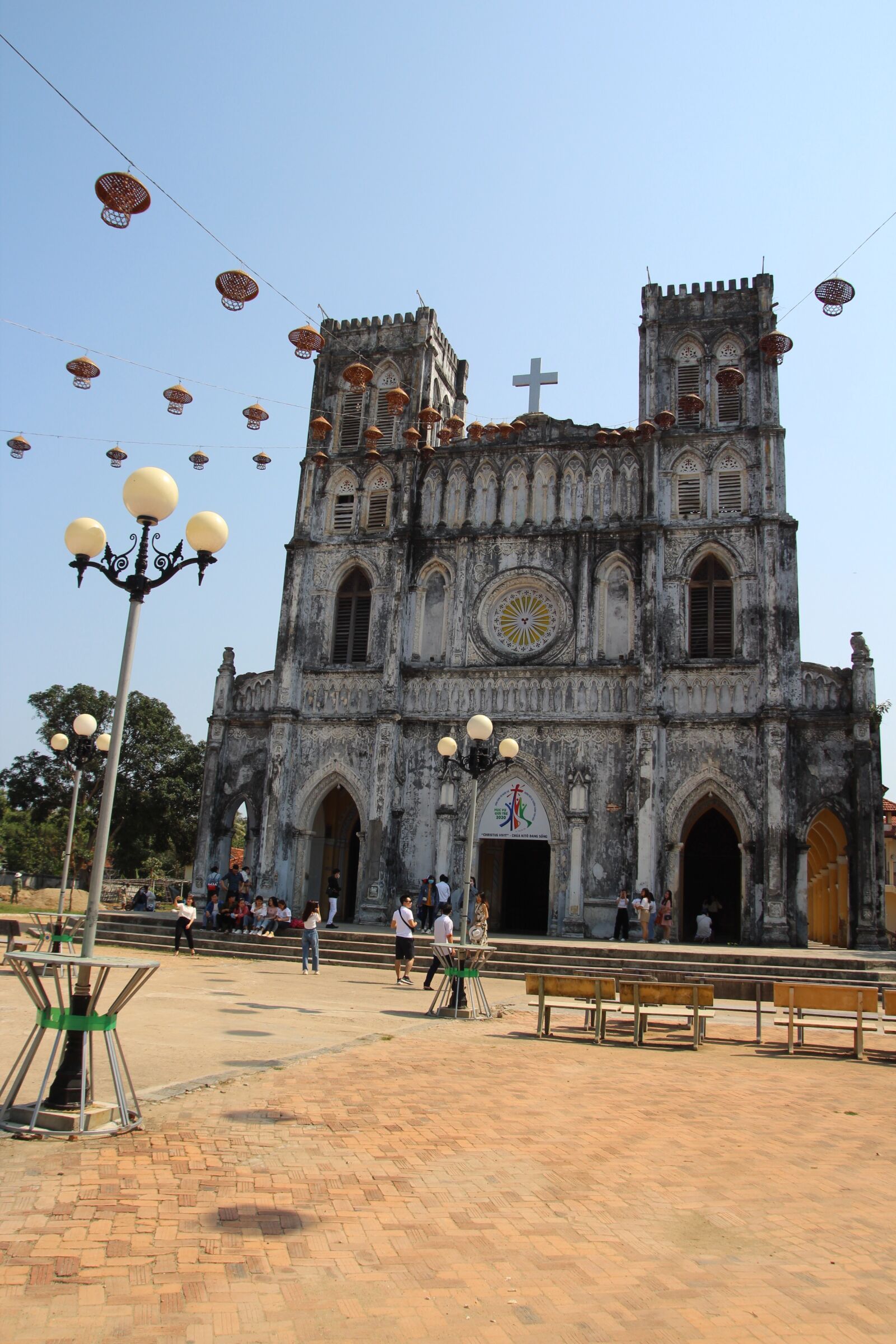 Canon EOS 1300D (EOS Rebel T6 / EOS Kiss X80) sample photo. Vietnam, asia, church photography