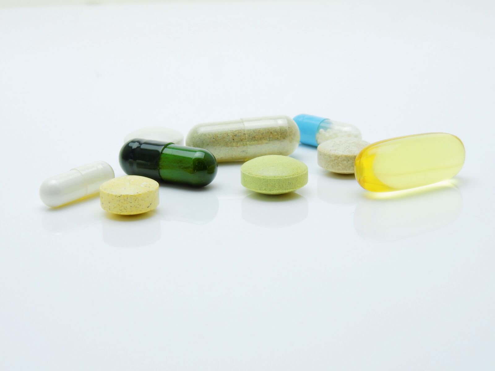 Nikon Coolpix P900 sample photo. Medical, tablets, pills photography