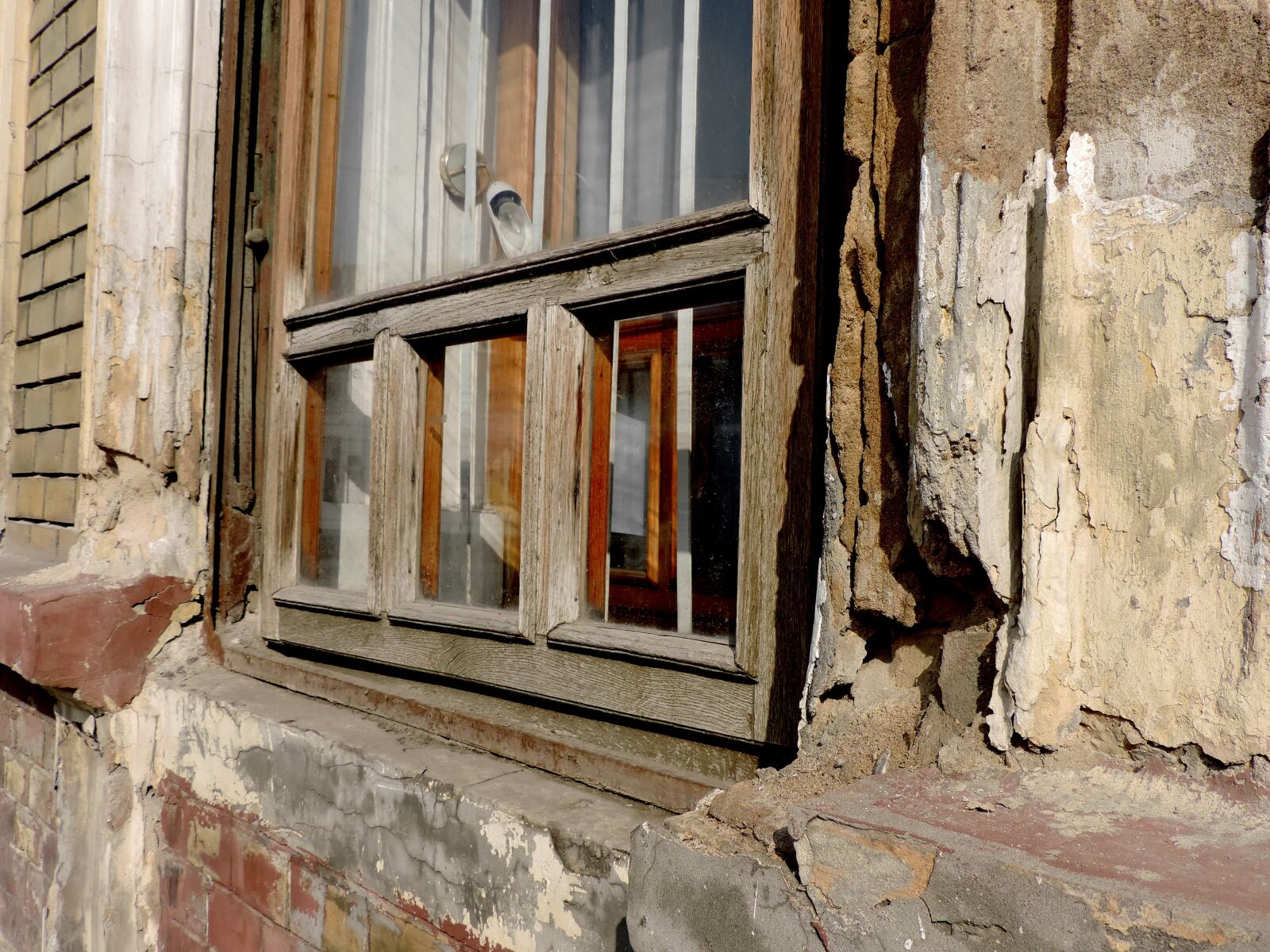 Nikon Coolpix P520 sample photo. Abandoned, old, sill, window photography