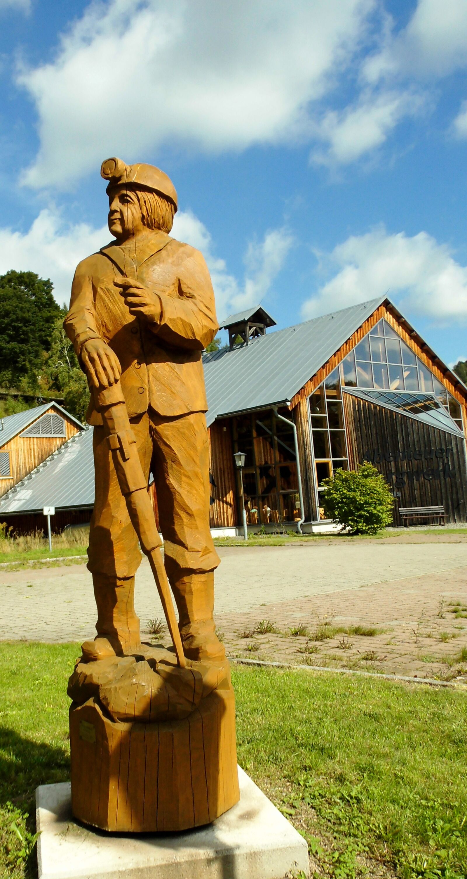 MEDION MD86824 sample photo. Wood sculpture, figure, bergmann photography