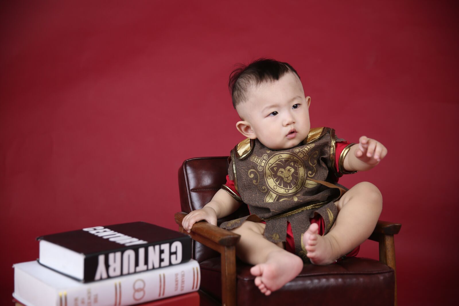 Canon EF 24-70mm F2.8L II USM sample photo. King, boy, sitting in photography
