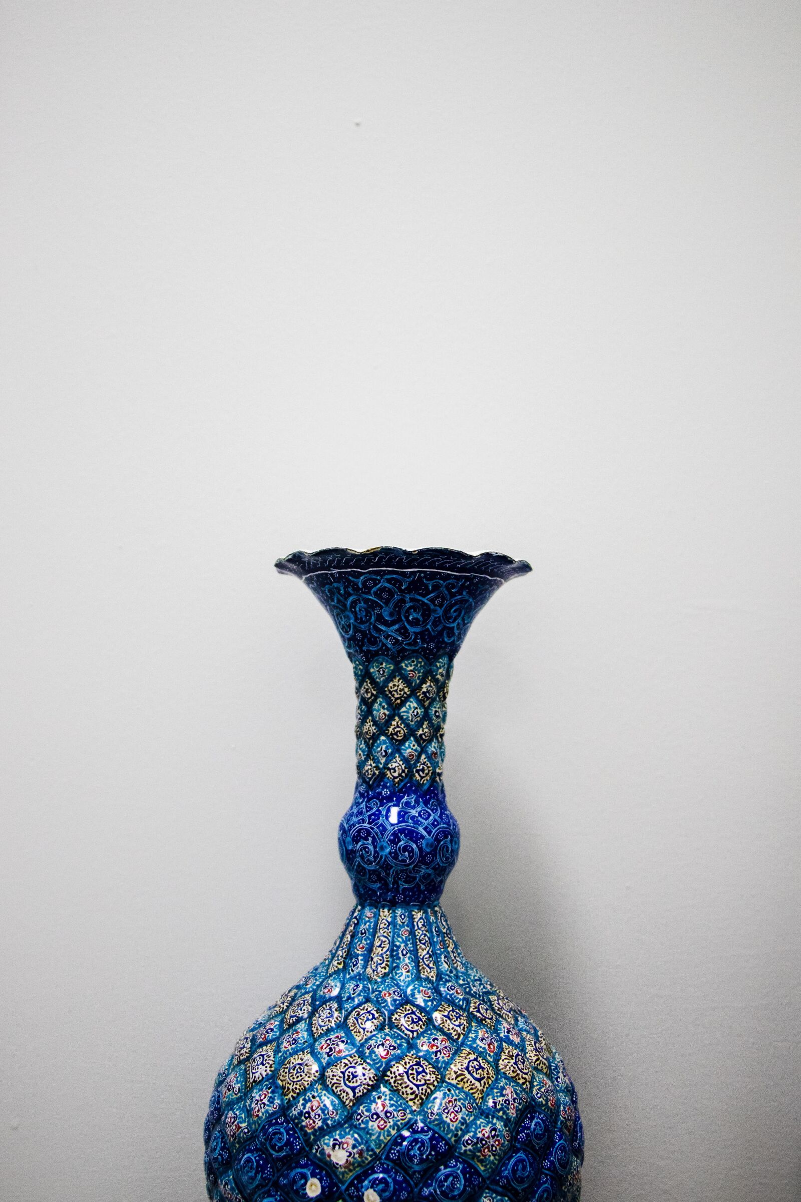 Canon EF-S 18-135mm F3.5-5.6 IS USM sample photo. Vase, wall, text photography