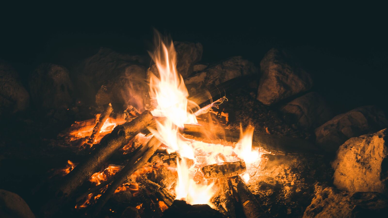 Sony E 16-50mm F3.5-5.6 PZ OSS sample photo. Fire, flame, heat photography