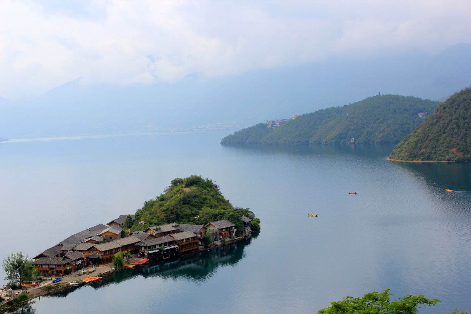 Canon EOS 550D (EOS Rebel T2i / EOS Kiss X4) sample photo. Lugu lake, 泸沽湖, chinese lake photography