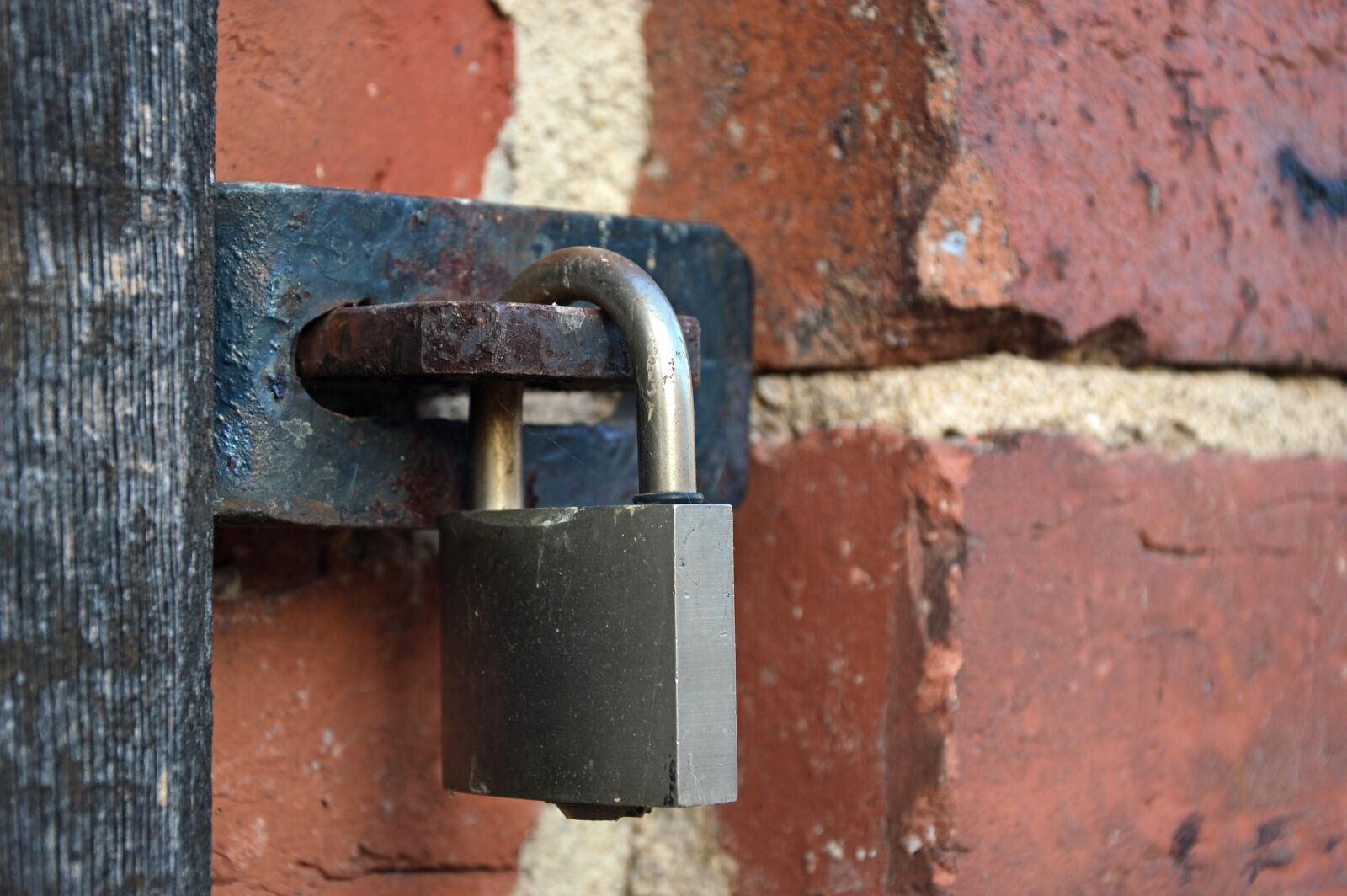 Nikon D3200 sample photo. Castle, padlock, backup photography