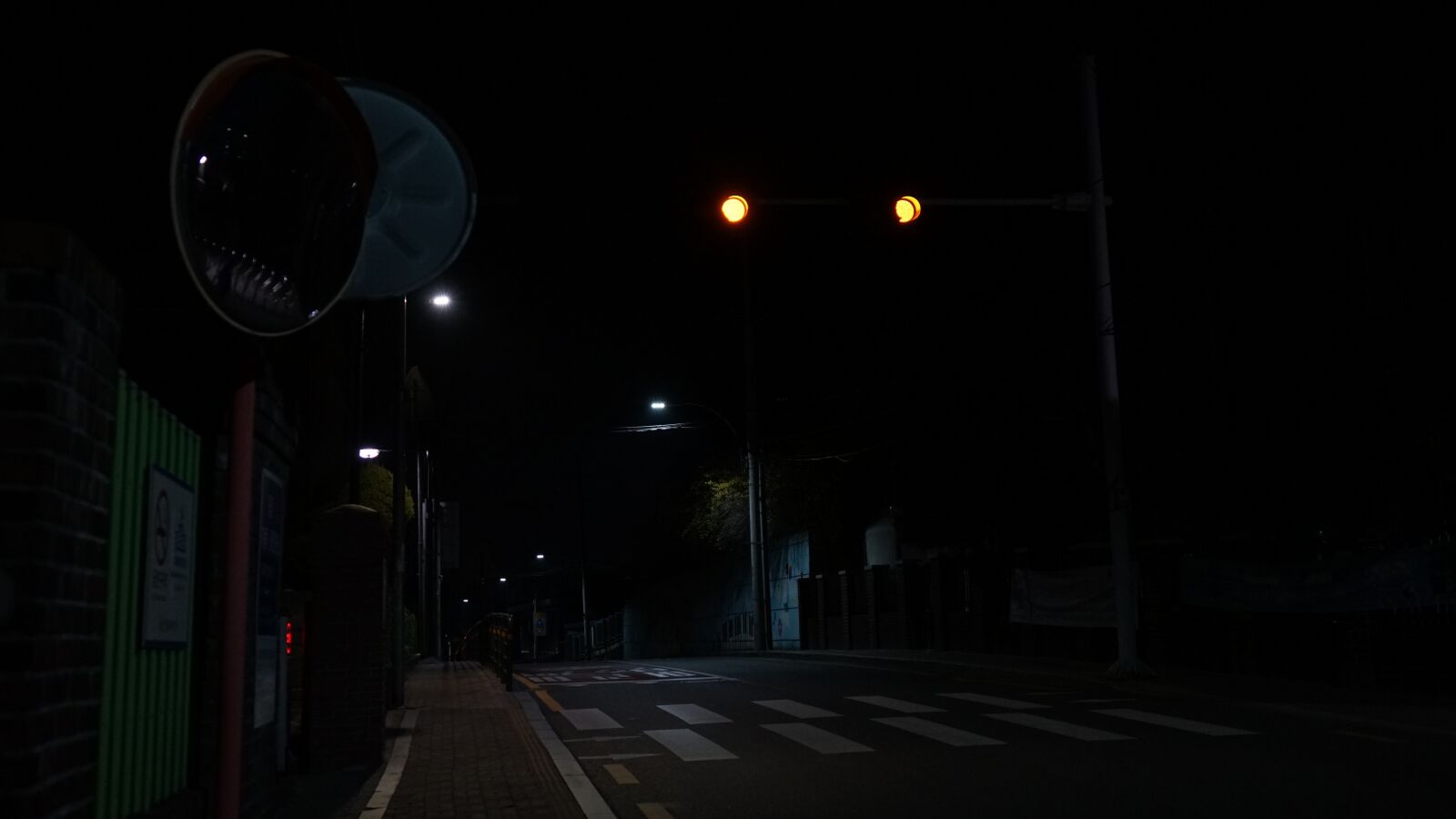 Sony a7 II + Sony FE 28-70mm F3.5-5.6 OSS sample photo. Night, street, traffic photography