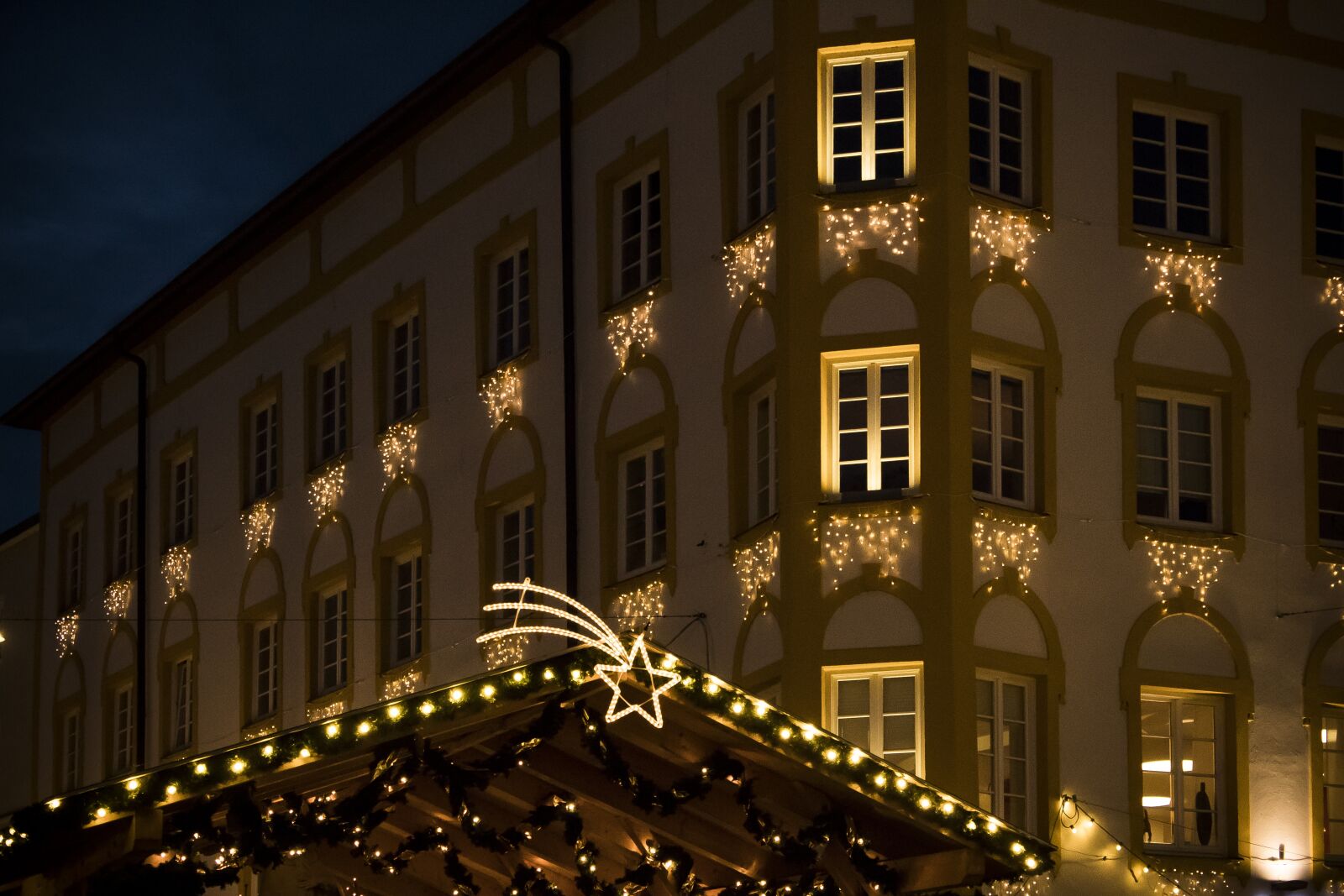 Canon EOS 1300D (EOS Rebel T6 / EOS Kiss X80) sample photo. Christmas market, house, star photography