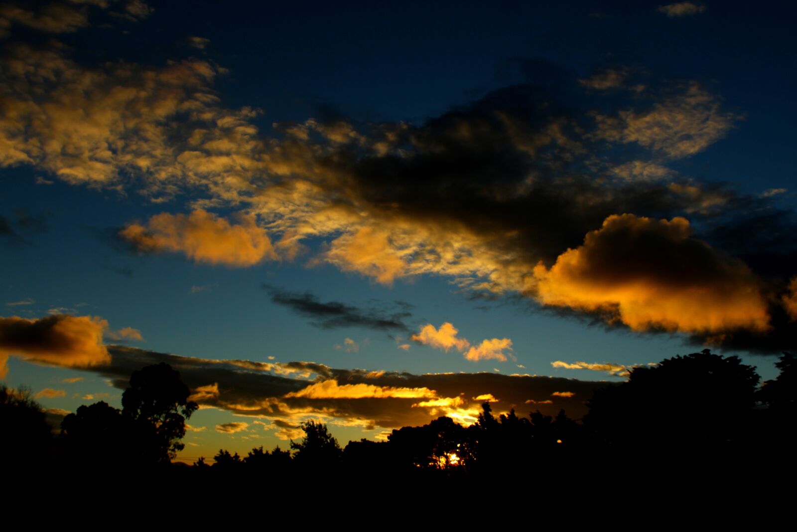Canon EOS 1200D (EOS Rebel T5 / EOS Kiss X70 / EOS Hi) sample photo. Sunset, sky, clouds photography
