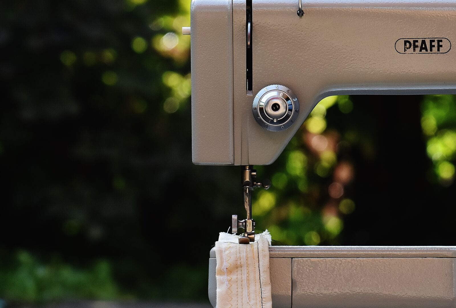 Nikon D7200 sample photo. Sewing machine, pfaff, sixties photography
