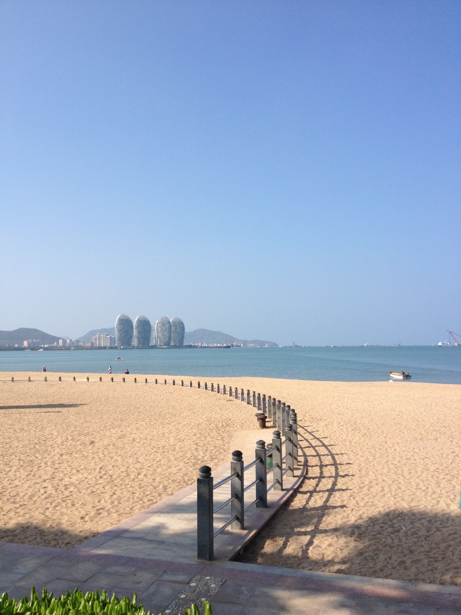 iPhone 4S back camera 4.28mm f/2.4 sample photo. Beach, sea, china photography