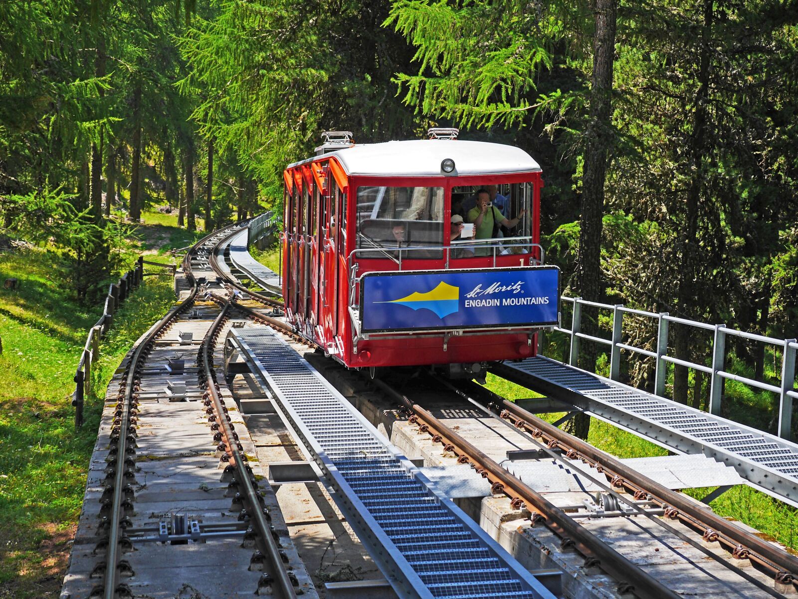 Panasonic Lumix DMC-GH3 sample photo. Funicular railway, dodging, encounter photography