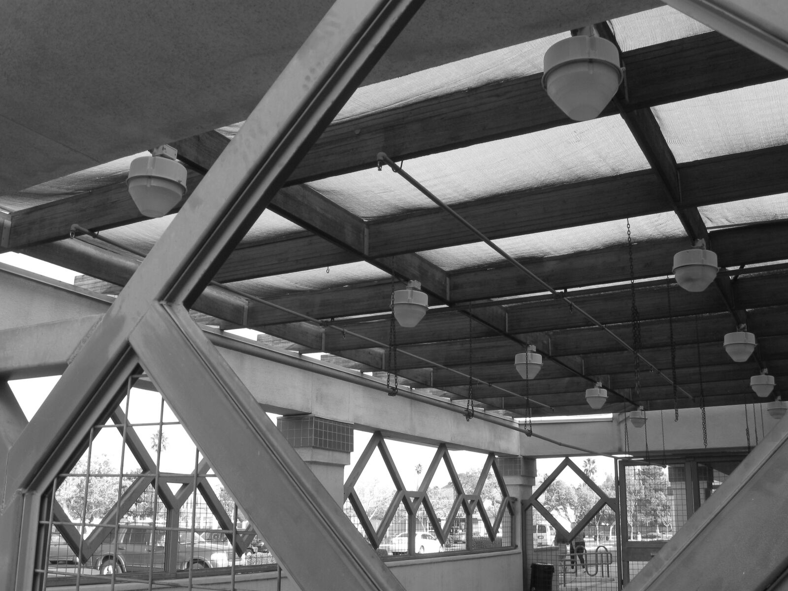 Canon PowerShot A590 IS sample photo. Black and white, architecture photography