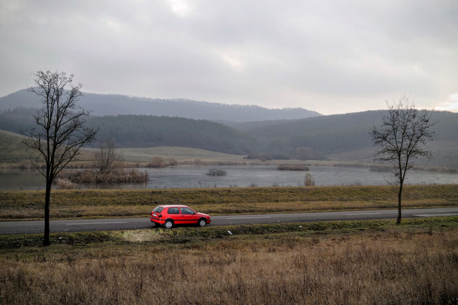 Canon EOS 20D sample photo. Fog, car, red photography