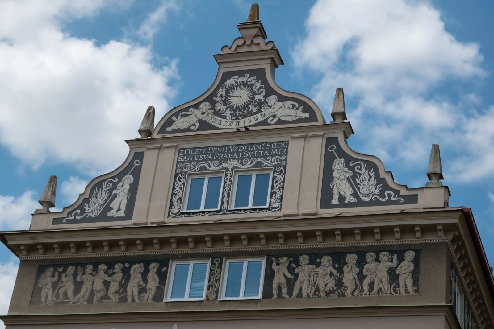 Panasonic Lumix DMC-GX85 (Lumix DMC-GX80 / Lumix DMC-GX7 Mark II) sample photo. House, facade, historical photography
