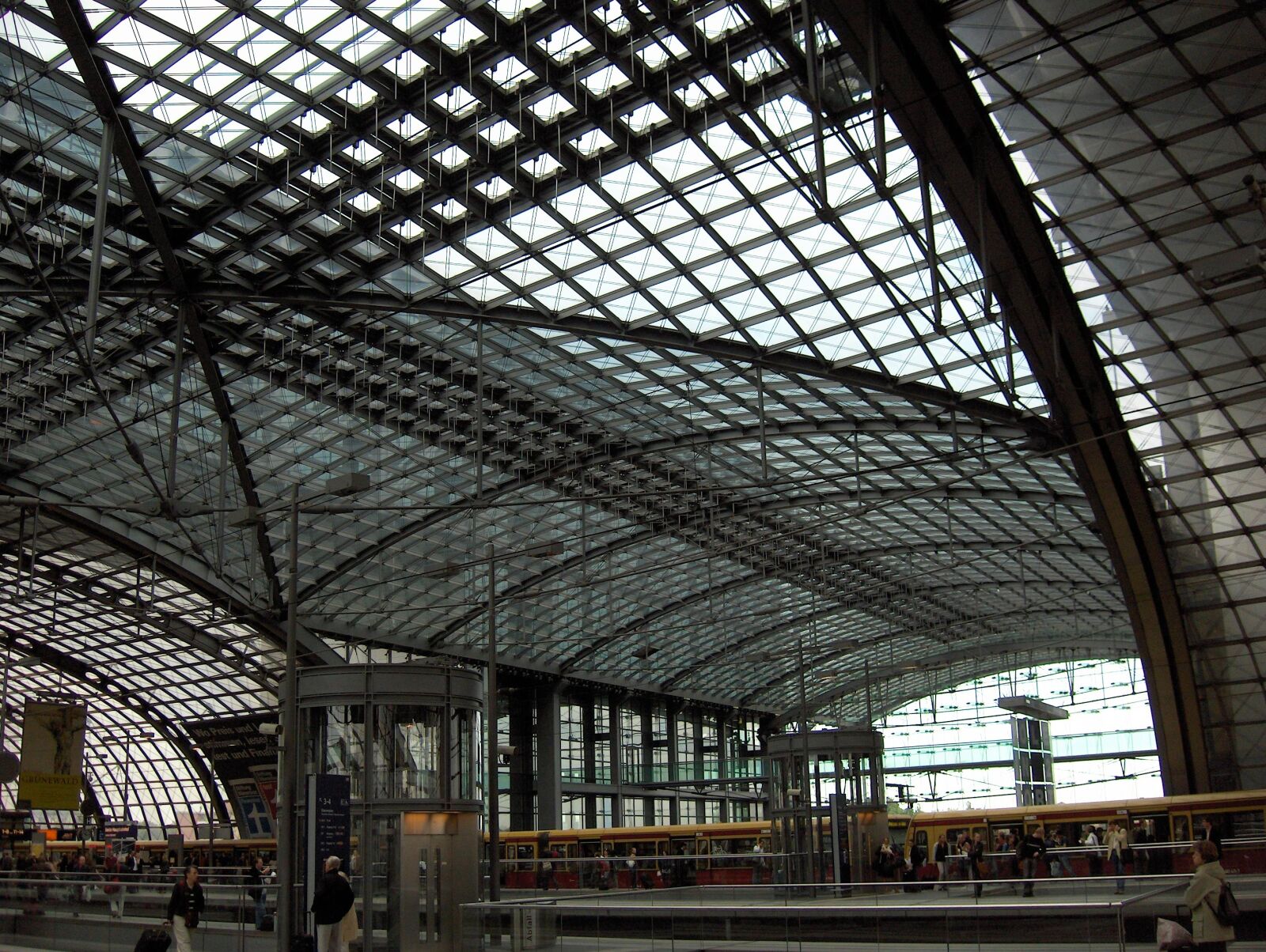 HP PHOTOSMART R717 (V01.00) sample photo. Berlin, berlin central station photography