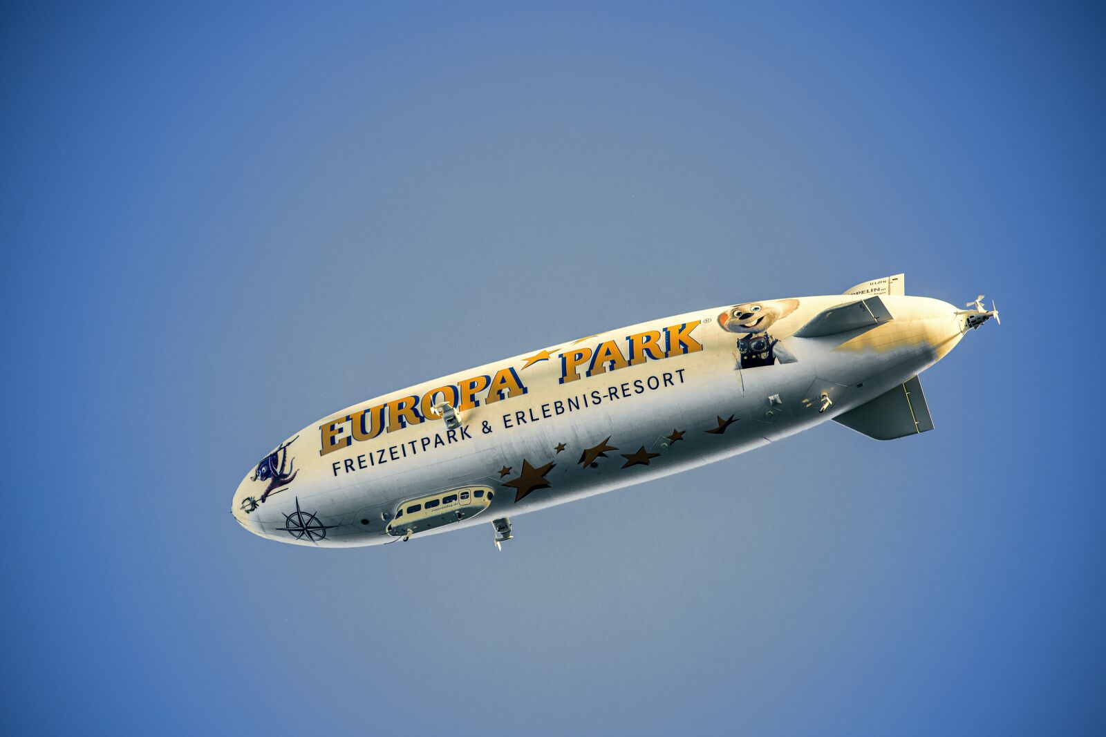 Canon EF 70-300mm F4-5.6 IS USM sample photo. Zeppelin, airship, float photography