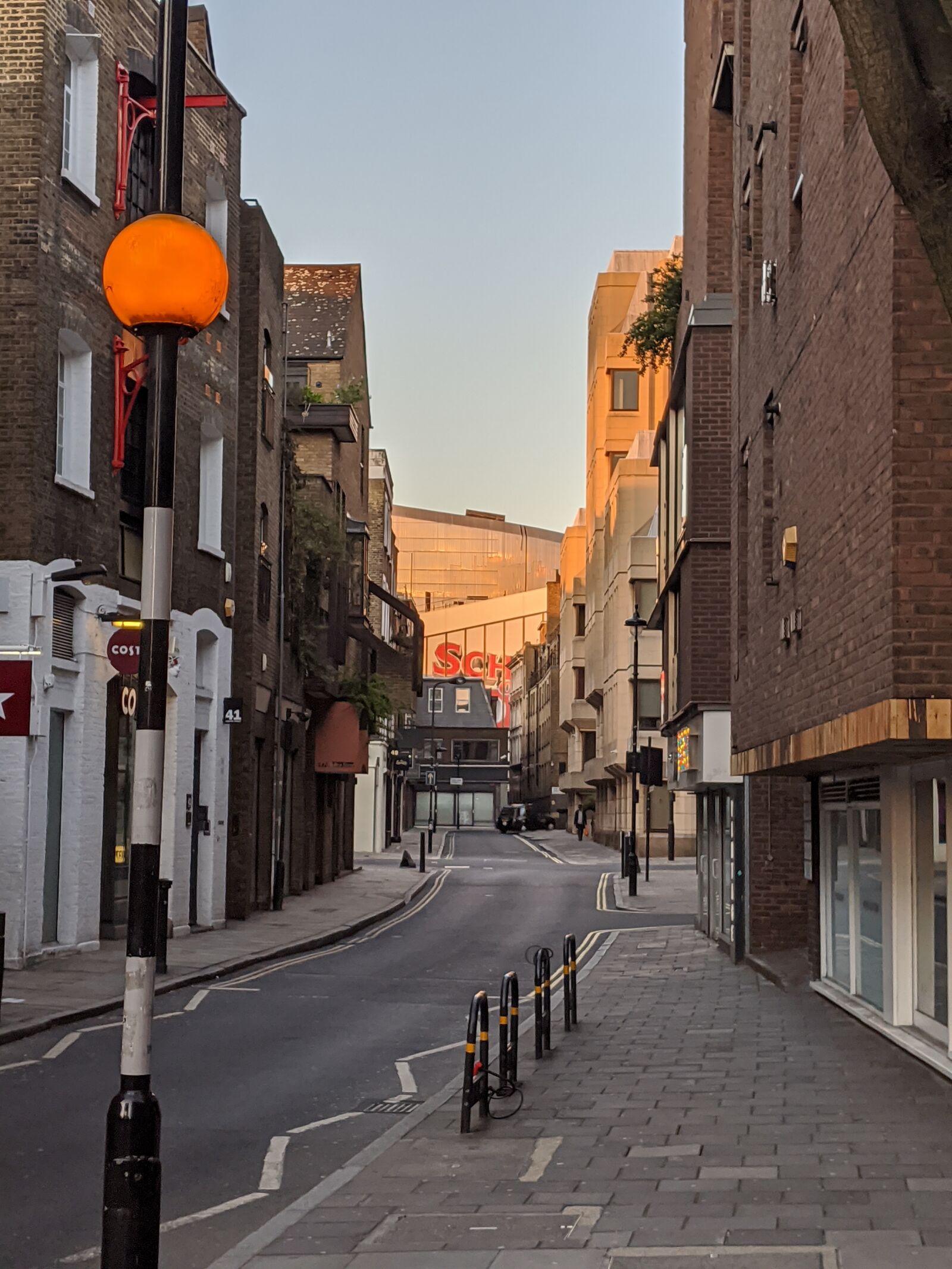 Google Pixel 3a sample photo. Lockdown, london, covent garden photography