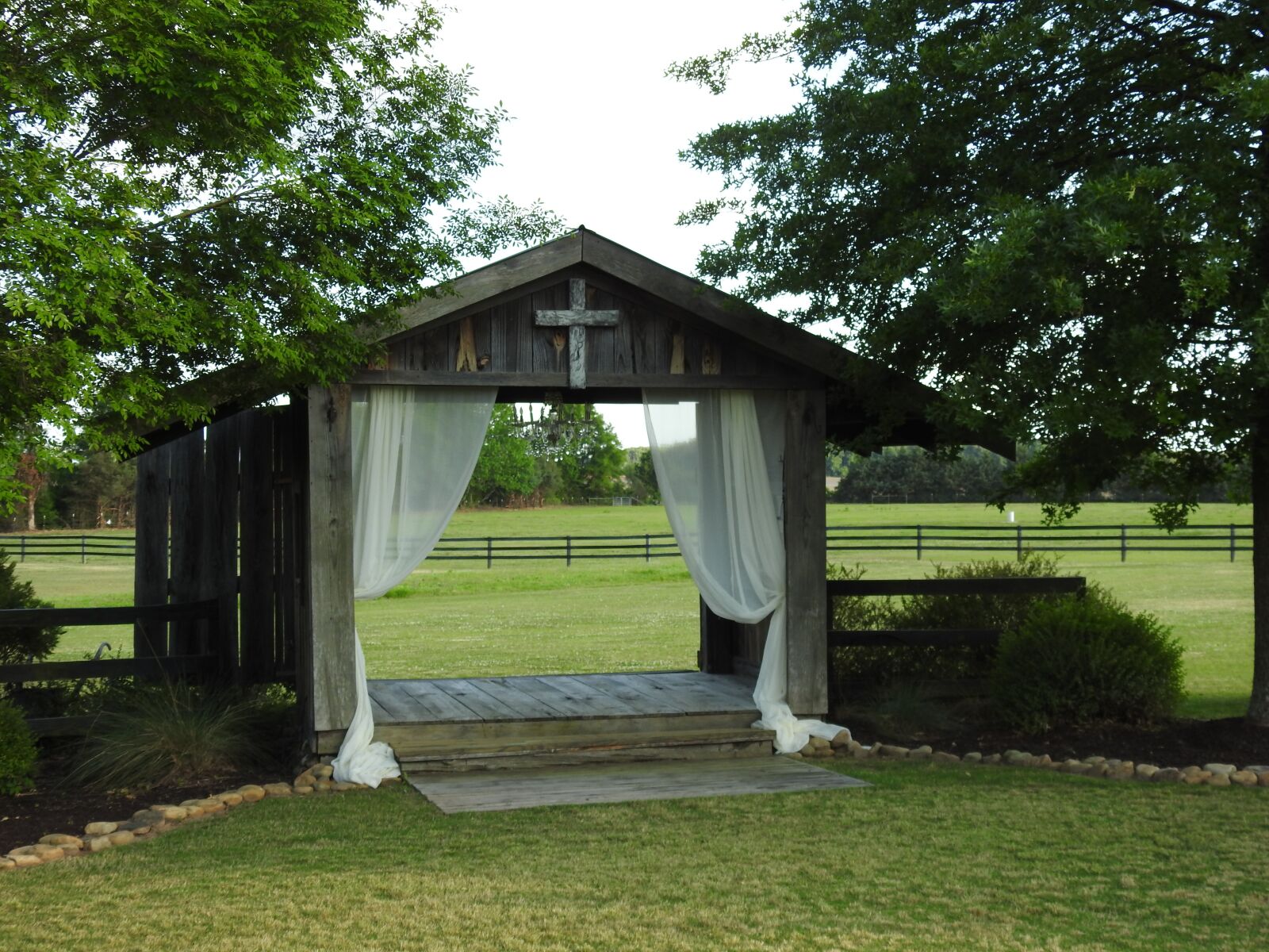 Nikon Coolpix P900 sample photo. Rustic, wooden, cross photography