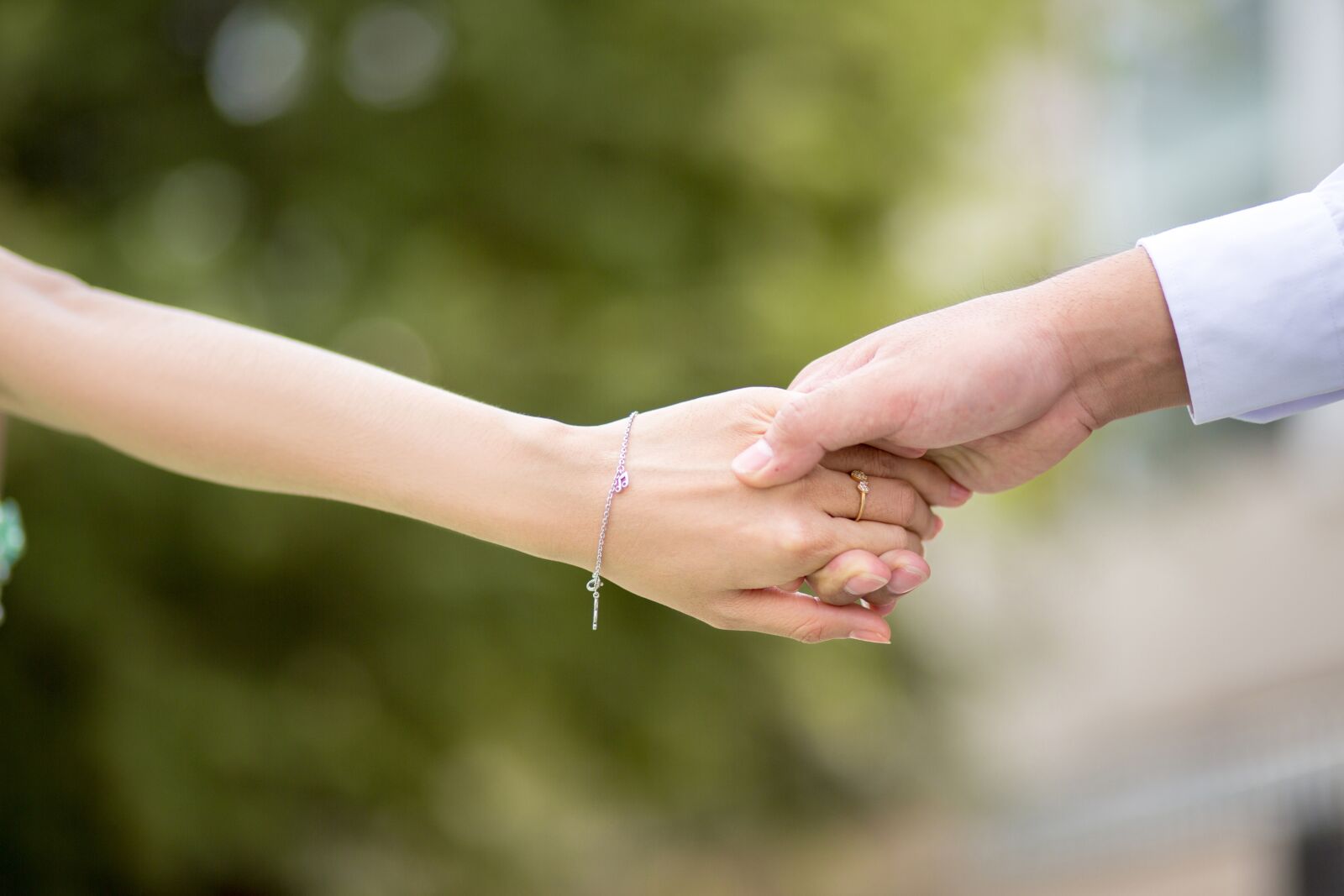 Canon EF 85mm F1.8 USM sample photo. Hand to hand, love photography
