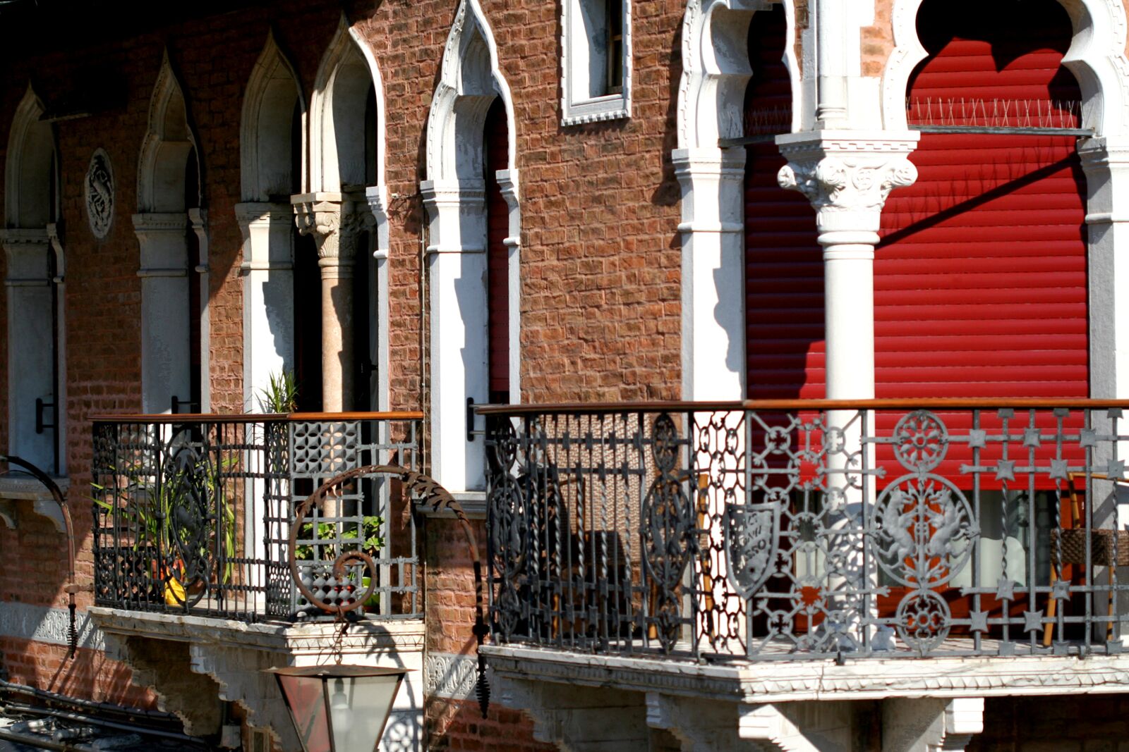 Canon EOS 350D (EOS Digital Rebel XT / EOS Kiss Digital N) sample photo. Venice italy, balcony, wrought photography
