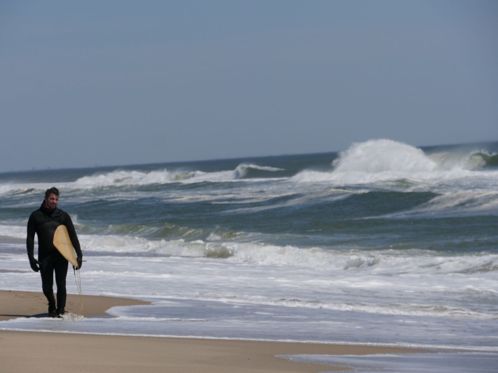 Panasonic Lumix DMC-GH3 sample photo. Surfer, waves, beach photography