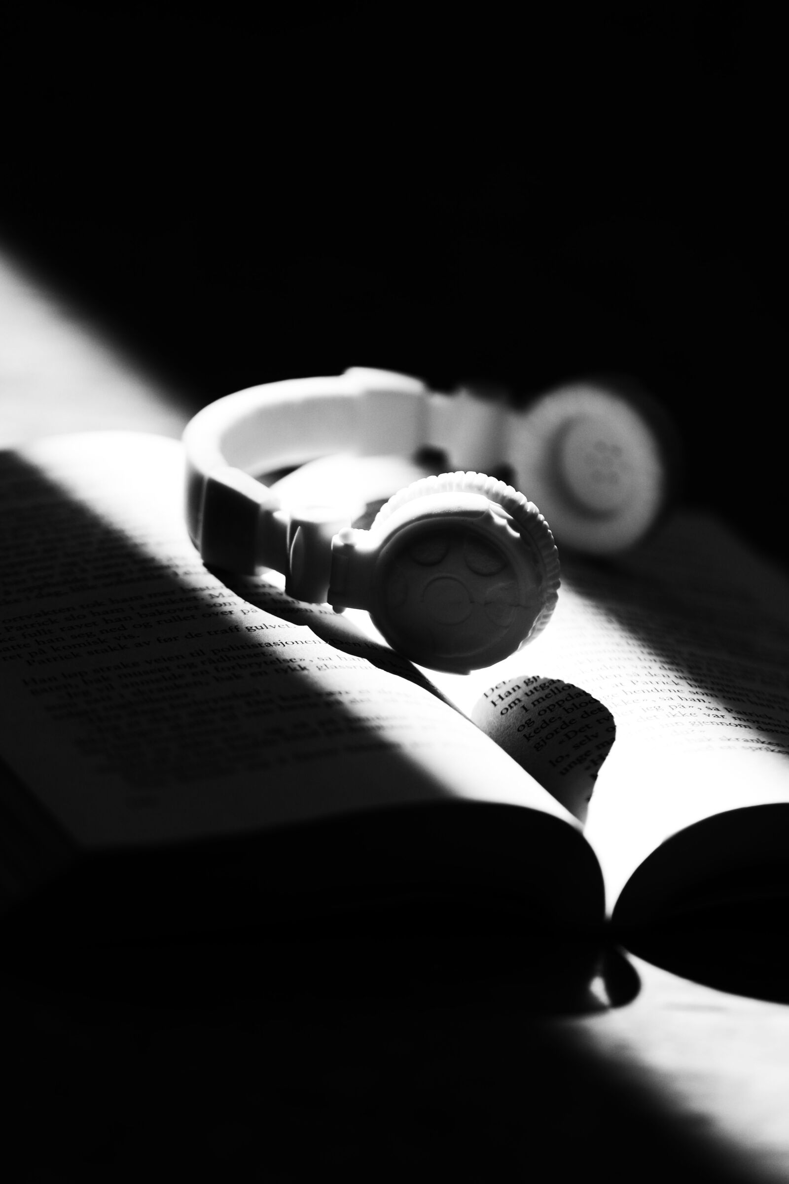 Canon EOS 7D Mark II sample photo. Headphones, small, book photography