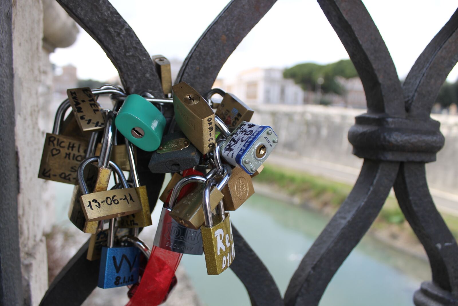 Canon EOS 1100D (EOS Rebel T3 / EOS Kiss X50) sample photo. Padlock, love, symbol photography
