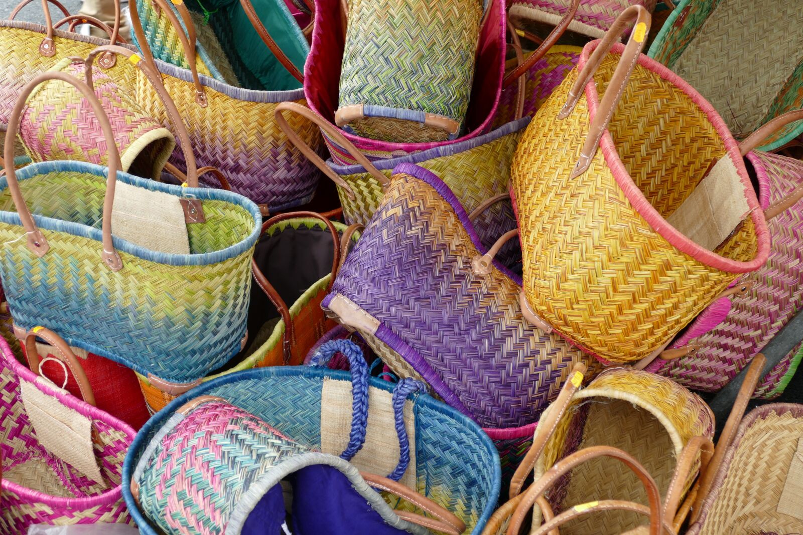 Panasonic Lumix DMC-FZ1000 sample photo. Basket, bag, shopping bag photography