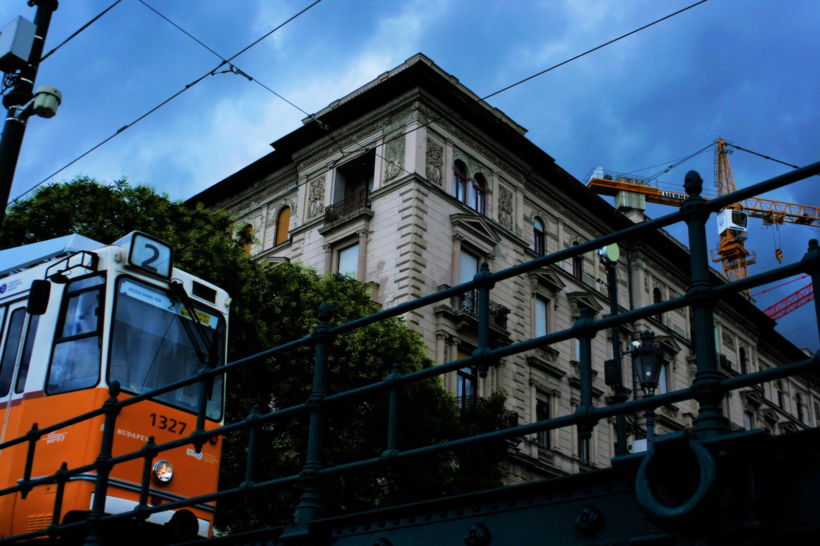 Canon EOS 400D (EOS Digital Rebel XTi / EOS Kiss Digital X) sample photo. Budapest yellow, sky, building photography