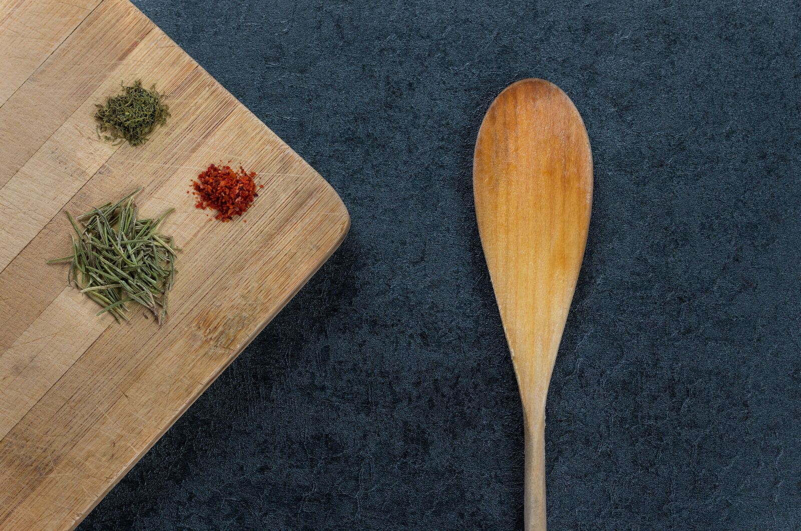 Canon EOS 700D (EOS Rebel T5i / EOS Kiss X7i) + Canon EF 50mm F1.8 II sample photo. Wood-fibre boards, chopping board photography